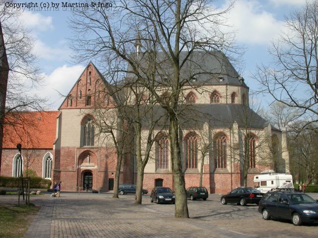 dscn0076.jpg - Die Kirche von Norden liegt direkt gegen�ber von dem Hotel "Zur Post".